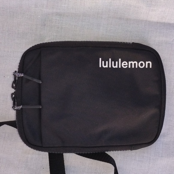 lLULULEMON Easy Access Crossbody Bag Black EUC ✨ - Picture 4 of 8